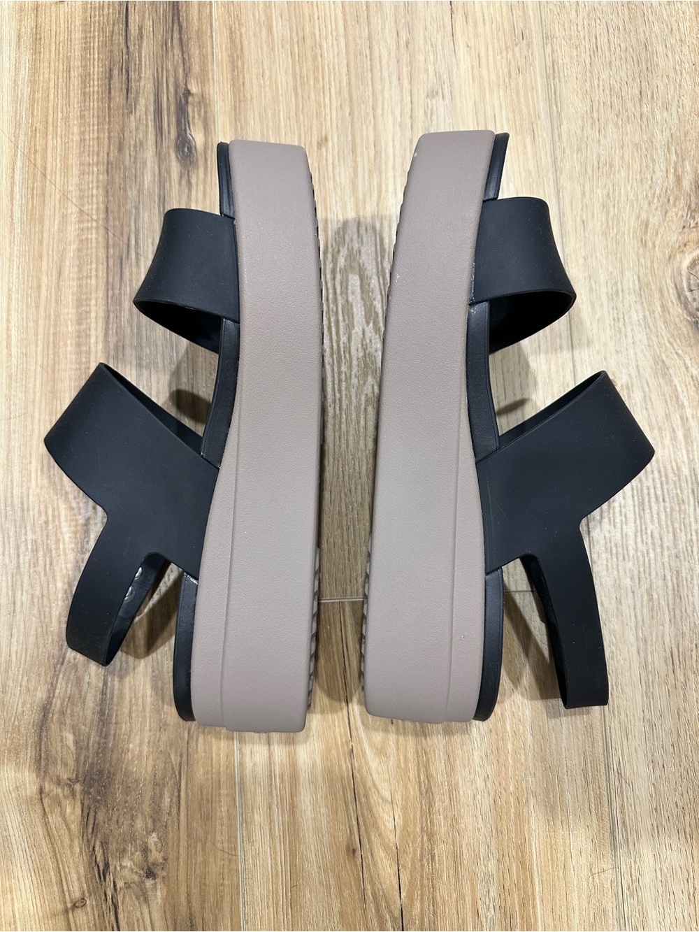 WOMEN'S CROCS BROOKLYN LOW WEDGE SANDALS - Picture 2 of 6